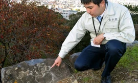 Du khách đã khắc bậy chữ "Hào" trên một bệ đá nằm ở vị trí cao nhất của khu di tích. Ảnh: Asahi.