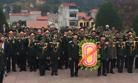 Tâm nhang cho đồng đội đã ngã xuống trong ngày 17/2/1979. Ảnh: Duy Chiến