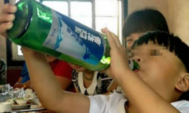 Cheng Cheng tu cả chai bia trước sự chứng kiến của người nhà. Ảnh: Europics