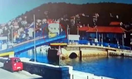 Nữ tài xế lao xe qua cầu nâng