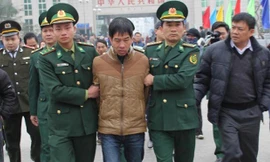 Dẫn giải Trương Văn Hà từ Trung Quốc về Việt Nam. Ảnh: NLĐ.