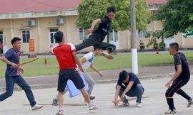 Lính đặc nhiệm tung đòn hạ gục 5 kẻ cầm hung khí