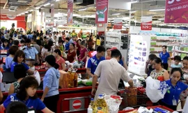 Đông đảo khách hành đến mua sắm tại các Co.opmart SCA