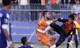 Tình huống đạp người rất bạo lực của Agus Rahman dù lúc đó trọng tài đã thổi còi bắt việt vị Akli Fairuz. 