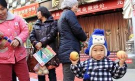 Đổi hai quả táo lấy một miếng vàng