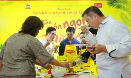 Các giám khảo đang thưởng thức và chấm điểm món ăn do các đội thực hiện