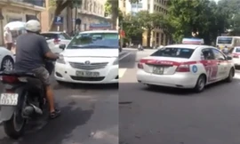 Chạy ngược chiều, taxi bị SH ép đi lùi hàng chục mét