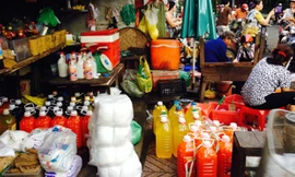 Tương ớt, nước tương, nước rửa chén đang được đóng chai để bán sỉ cho các mối. Ảnh: Hồng Châu/ VnExpress