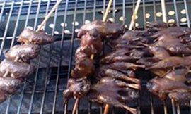 Vịt thải loại được tẩm gia vị nướng thơm phức đội lốt chim sẻ