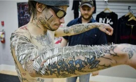 Chịu 4550 mũi kim cắm trên da để phá kỷ lục thế giới