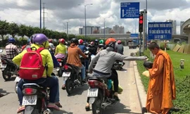 Nhiều người cảm thương những đứa trẻ cũng như muốn “tạo phước” nên rút tiền ra cho.