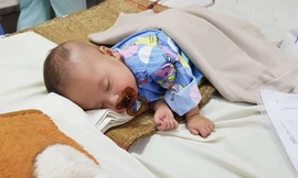 Bé Hoàng Long đã tăng 1kg sau mổ, da hồng hào hơn.