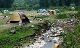 Hình ảnh gây mất thiện cảm tại núi Hàm Lợn, Sóc Sơn, Hà Nội.