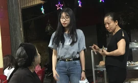 Cô gái mua cơm cho bà cụ ăn xin được dân mạng khen ngợi. Ảnh: ĐV.