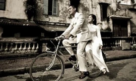 Bức ảnh do nhiếp ảnh gia Na Sơn chụp năm 2008 nhưng được Thư viện Hà Nội tự ý phóng to, trưng bày tại triển lãm và chú thích ở dưới tác phẩm “Hà Nội những năm 60” 