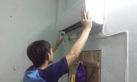 Nắng nóng, chủ nhà trọ ở Hà Nội mở dịch vụ cho thuê điều hòa với giá 100.000-200.000 đồng một tháng. Ảnh: Ngọc Lan.