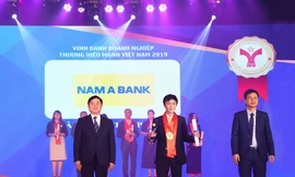 Ông Nguyễn Hữu Thắng – Phó Giám đốc Nam A Bank Hà Nội vinh dự nhận giải thưởng Thương hiệu mạnh Việt Nam 2019.