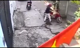 Camera ghi cảnh 2 tên trộm dễ dàng bẻ khóa xe máy trong ngõ