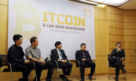 Nhiều người đang đổ xô vào Bitcoin để đầu tư. Ảnh: NDH.