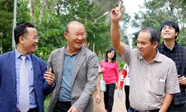 Bầu Đức là người trực tiếp sang Hàn Quốc đàm phán và đưa HLV Park Hang-seo về Việt Nam. Ảnh: Đông Huyền. 