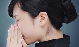 Mùa lạnh cần mặc đủ ấm để tránh phòng ngừa viêm mũi dị ứng.