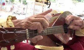 Võ sư U60 thích chơi đàn Madolin sau gáy