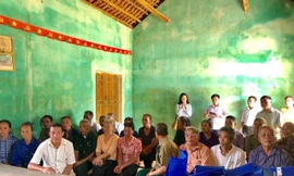 Tại Nhà Văn hóa xã Ân Nghĩa (Lạc Sơn, Hòa Bình), Eximbank đã tổ chức động viên thăm hỏi, trao tặng quà cho gia đình có công với cách mạng, mẹ liệt sỹ, vợ liệt sỹ, nạn nhân chất độc màu da cam,…