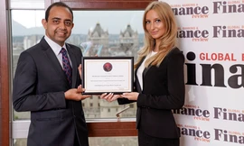 Ông Atul Dixit, Tổng giám đốc Prudential Finance, nhận Giải thưởng Công ty Tài chính tốt nhất về Dịch vụ Khách hàng tại Việt Nam năm 2018 từ đại diện của Global Banking & Finance Review. Ảnh: Song Toàn