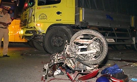 Hiện trường tai nạn khiến hai thanh niên tử vong. Ảnh: Vĩnh Nam.