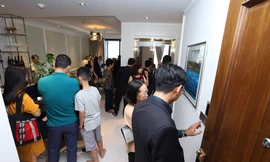 Đông đảo khách hàng đến tham quan nhà mẫu The Grand Manhattan Q.1