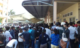 Hàng ngàn người chờ làm Chứng minh nhân dân