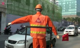 Robot điều khiển giao thông trên đường phố Sài Gòn