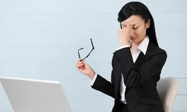 Làm việc thường xuyên với máy tính xách tay gây hại cho cơ thể cả nam và nữ