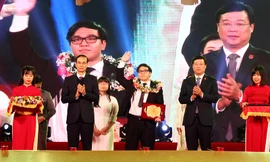 Phạm Đức Anh (ở giữa ảnh), sinh viên trường Đại học Y Hà Nội, người giành 2 Huy chương Vàng Hóa học Quốc tế năm 2017, 2018, nhận được Huân chương Lao động hạng Ba được vinh danh là 1 trong 10 Gương mặt trẻ Thủ đô tiêu biểu. 