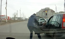 Tài xế say rượu bị xử giữa đường