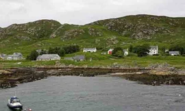Đảo Colonsay, Scotland, lâm vào tình trạng thiếu nước trầm trọng do người dân thực hiện thử thách dội nước đá. Ảnh: Daily Mail 