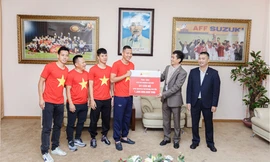 Lãnh đạo tập đoàn Apec trao tặng phần thưởng trị giá 1,2 tỷ đồng cho Anh Đức