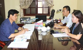 Đồng chí Hoàng Quốc Khánh trao đổi với phóng viên các cơ quan báo chí.