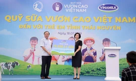 Bà Bùi Thị Hương, Giám đốc Điều hành Nhân sự, Hành chính & Đối ngoại Vinamilk trao tặng bảng tượng trưng 70.000 ly sữa tương đương 470 triệu đồng cho 780 em học sinh có hoàn cảnh khó khăn tại Thái Nguyên.