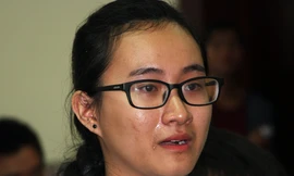 Nữ sinh Phạm Song Toàn kể về cô giáo Toán trong buổi gặp gỡ với lãnh đạo Sở Giáo dục và Đào tạo TP HCM. Ảnh: Mạnh Tùng.