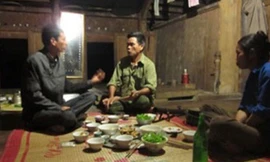 Ông Hiển đang trò chuyện với phóng viên. 