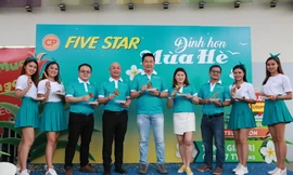 Ông Suphat Sritanatorn, Phó tổng giám đốc CPV(người đứng giữa), cùng Ban lãnh đạo thưởng thức sản phẩm của Five Star