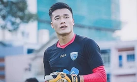 Thủ môn Bùi Tiến Dũng khiến bao cô gái mê mẩn. Tuy nhiên, anh lại quan tâm và theo dõi hai mỹ nhân Việt nóng bỏng này.