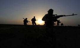 Các chiến binh tình nguyện người Shi'ite đang tuần tra. Ảnh: Reuters