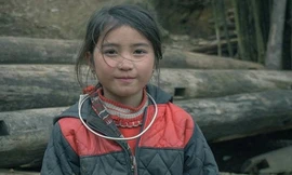 Bé gái H'Mông xinh xắn trước ống kính máy ảnh của nhóm phượt tại Sa Pa