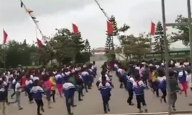 Thích thú với cách dạy tập thể dục 'siêu' trẻ trung