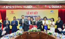 Lãnh đạo Tập đoàn Vingroup và Tập đoàn Viettel ký thỏa thuận hợp tác nhằm mang đến cho khách hàng những trải nghiệm tốt nhất khi sử dụng sản phẩm, dịch vụ của hai bên.