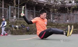 Yi Zhihua đã mất nhiều công sức, máu và nước mắt để tập luyện kỹ năng nhảy dây bằng mông.