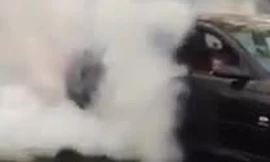 Ông bố bị thu xe vì dạy con trai 5 tuổi đốt lốp