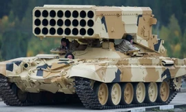 Xe phóng TOS-1A của Nga. Ảnh: Vitaly Kuzmin.